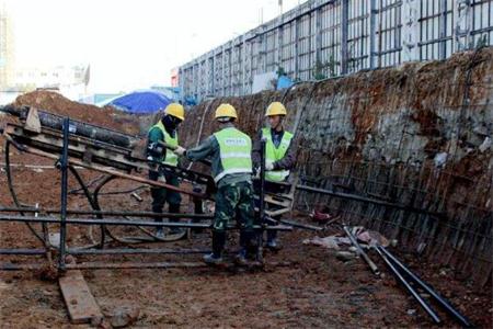 东方华侨农场无缝钢花管土钉施工